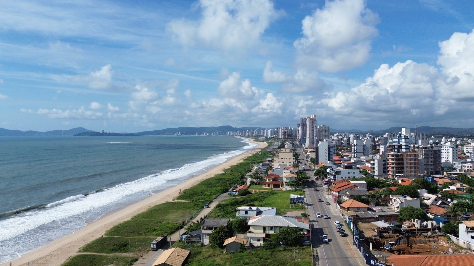 Orla do litoral norte de Santa Catarina vista do alto
